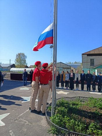 Старт новой школьной традиции: еженедельному поднятию Государственного флага Российской Федерации! 